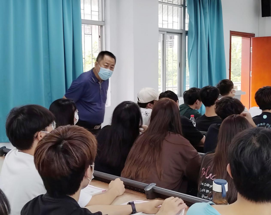 广州现代信息工程职业技术学院学校领导带队开展教学检查工作